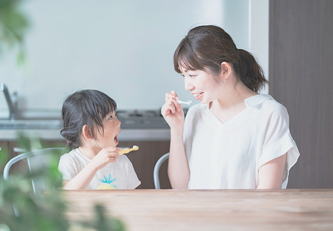 こどもと歯みがきのお話をする親子